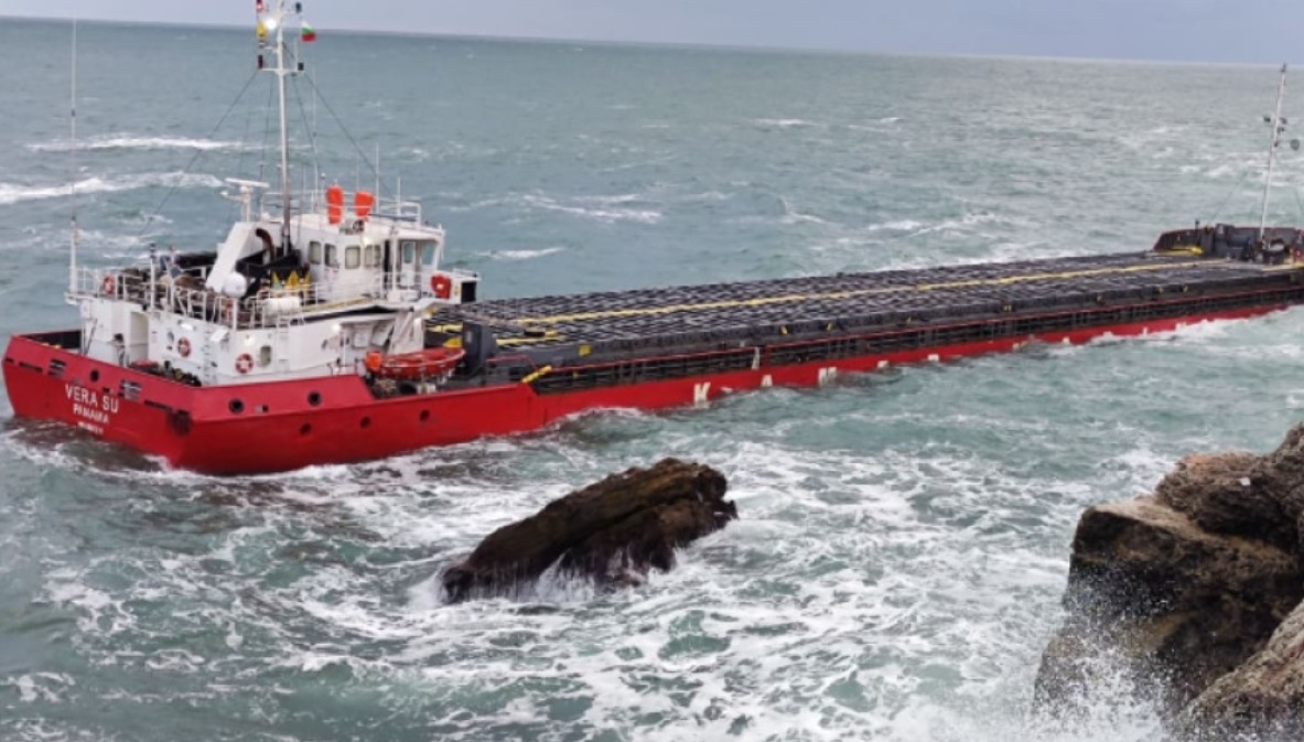 Три години затвор условно получи капитанът на товарния кораб Вера